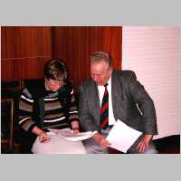 591-1042 Kreistagssitzung Syke am 24.-25.01.2004, Claudia Weber und Harry Schlisio beschaeftigen sich mit den Bewohnern der Gemeinde Buergersdorf.JPG